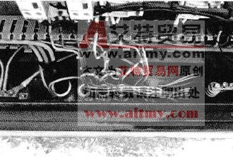 柜底管口没有封堵,且线路不整齐 柜底管口没有封堵,且线路不整齐