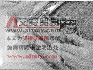 图3-60拆下电路板挡板